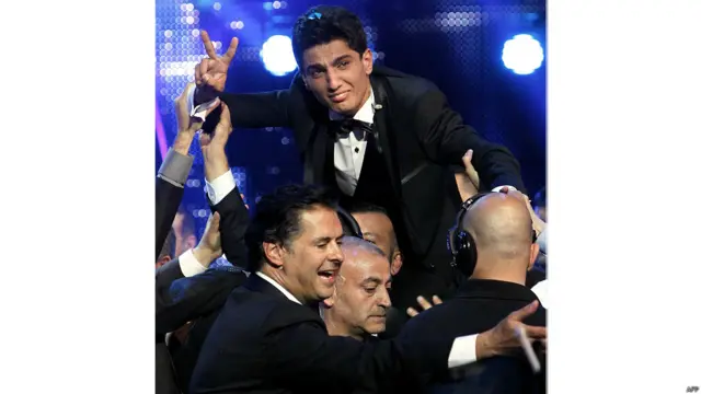 قال عساف، بعد فوزه بلقب أراب ايدول، "أهدي هذا اللقب للشعب الفلسطيني ولجميع الشعوب العربية".