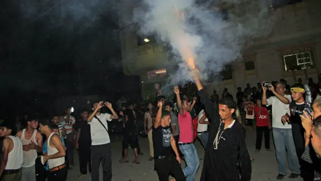 المحتفلون رفعوا صور عساف وأطلقوا الألعاب النارية في الهواء.