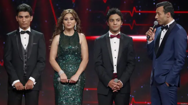 وتغلب الشاب الفلسطيني على المتسابقين الاخرين، المصري "أحمد جمال" والسورية " فرح يوسف".