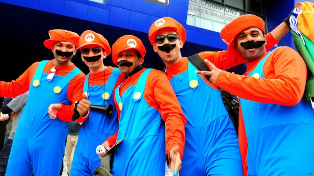 इंग्लैंड में बर्मिंघम के एजबेस्टन में हो रहे आईसीसी चैंपियंस ट्रॉफ़ी के फ़ायनल मैच में भारतीय टीम के कुछ प्रशंसक अलग ही गेटअप में नज़र आए. (फ़ोटो: पीए)