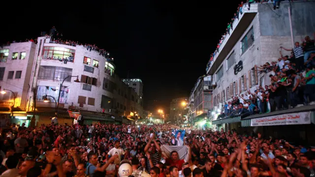 خرج الآلاف من سكان قطاع غزة إلى الشوارع للاحتفال بفوز عساف.