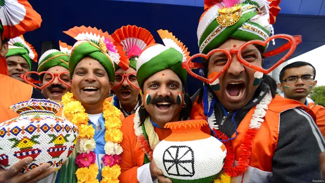 सर्दी के बावजूद प्रशंसक भारतीय झंडे में सजे-धजे स्टेडियम पहुंचे. बर्मिंघम में स्टेडियम पहुंचे दर्शकों को उम्मीद थी कि जल्द ही उन्हें मैच का रोमांच देखने को मिलेगा. (फ़ोटो: रॉयटर्स)