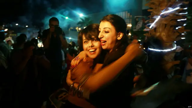 استمرت الاحتفالات في شوارع قطاع غزة حتى الساعات الأولى من صباح الأحد.