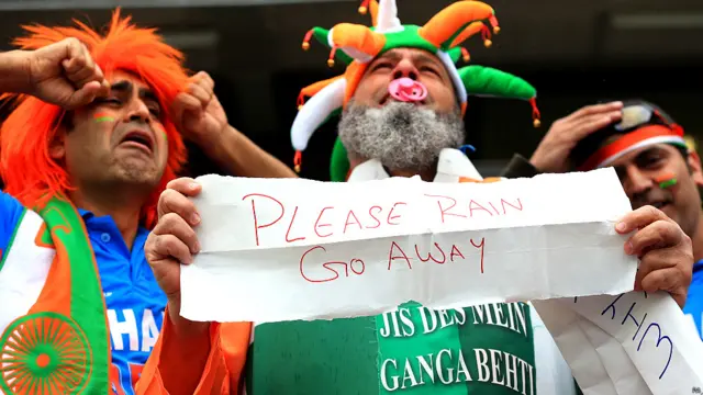 रविवार को भारत और इंग्लैंड के बीच चैंपियंस ट्रॉफ़ी का फ़ायनल मुकाबला शुरू होने से पहले ही बारिश ने मैच का मज़ा किरकिरा कर दिया. भारतीय टीम के प्रशंसकों ने कुछ इस तरह बारिश रुकने की दुआएं मांगीं (फ़ोटो: पीए)