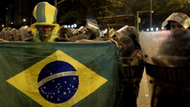 Manifestante protesta diante de soldados em Belo Horizonte