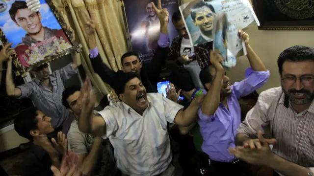 هكذا استقبلت العائلة إعلان فوز ابنها في المسابقة التي تابعها الكثيرون من العرب في كل مكان.