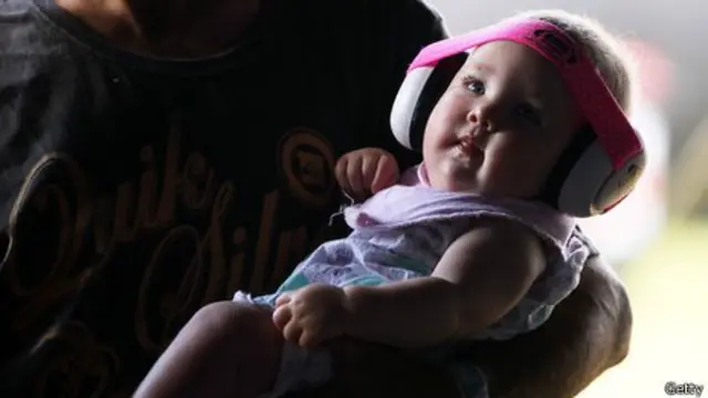 дитина в навушниках