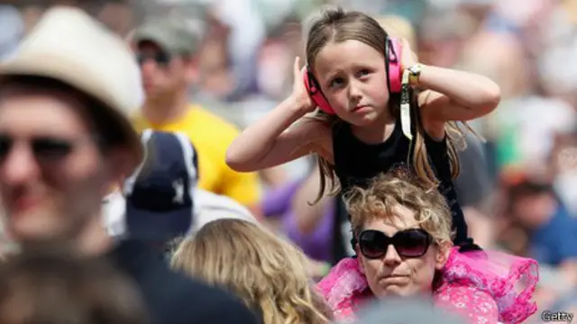 дитина в навушниках