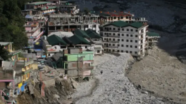 नदी किनारे बने घर, होटल उसके प्रबल प्रवाह में बह गए