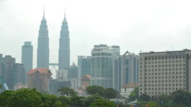 دارالحکومت کوالالمپور کی ممتاز عمارت پٹروناز ٹاورز کے گرد دھوئیں کے بادل ہیں