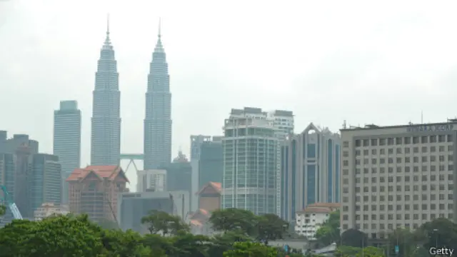Двойной небоскреб в центре Куала-Лумпура скрыт в дымке смога