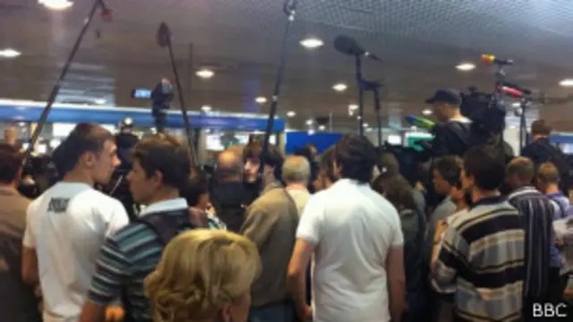 Съехавшиеся в "Шереметьево" журналисты задавались вопросом, выйдет ли Сноуден или останется в транзитной зоне