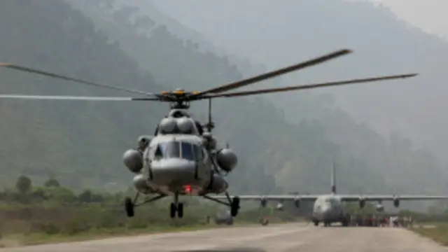 रुक-रुक कर हो रही बारिश की वजह से हेलिकॉप्टरों को उड़ान भरने में परेशानी हो रही है.