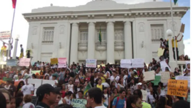 Manifestantes em frente ao Palácio Rio Branco, sede do governo estadual (Fábio Pontes - BBC Brasil)