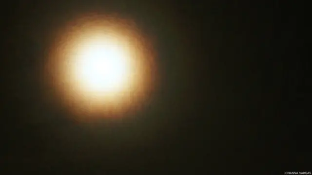 "Borrosa Superluna", tituló esta foto la lectora de BBC Mundo Johanna Vargas. "No iba a verla, pero al leer el artículo salí a verla. Está con una nube sutil y se ve hermoso, pero mi foto no es muy buena... pero gracias por decirme, está muy bella", escribe desde Bogotá, Colombia.