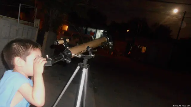 Muchos se ayudaron de telescopios para ver a la Luna en todo su esplendor. Como Nicolás Rico Zul que envió esta foto desde San Nicolás de los Garza en Nuevo León, México.