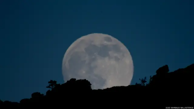 Jose Rambaud Ballesteros envió esta foto desde España. "Luna saliendo sobre la Sierra de Fates, en Facinas, Tarifa, Cádiz, el punto más al sur de la Europa continental", describe.