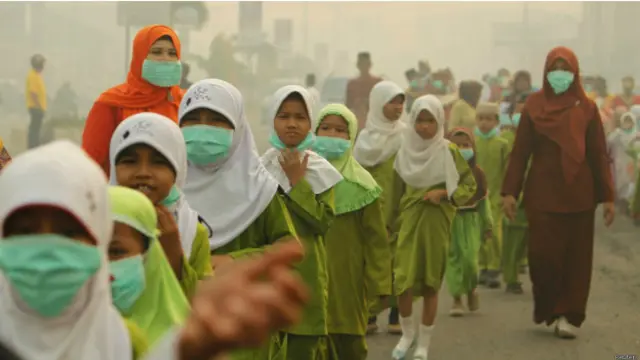 स्मॉग के खतरनाक स्तर तक पहुँचने की वजह से स्थानीय स्कूल बंद कर दिए गए हैं.