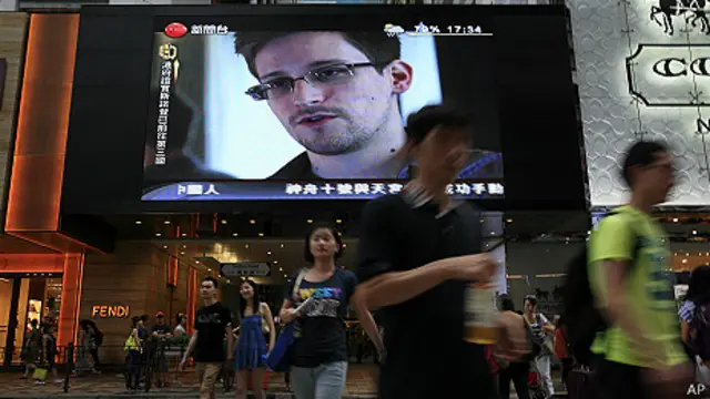 Pantalla de TV en Hong Kong muestra imagen de Edward Snowden
