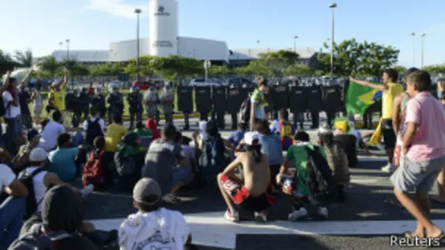 Manifestantes bloqueiam acesso a aeroporto de Fortaleza (foto: Reuters)
