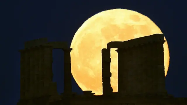 ایتھنز کے آثارِ قدیمہ کے پیچھے سپر مون