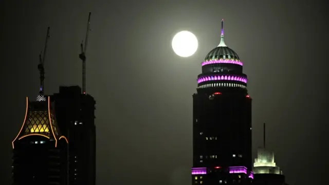 دبئی میں پرنسس ٹاور کے پیچھے سپر مون