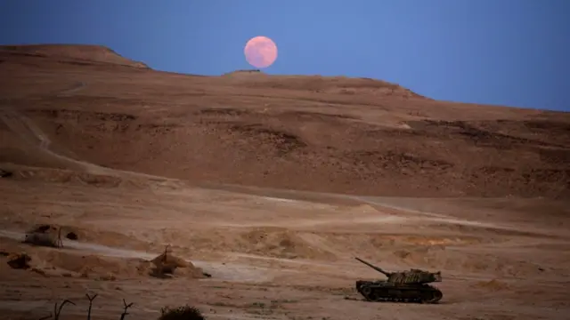 د اسرایلو تر ولکې لاندې لوېدیځې تړانګې په یهوده سارا کې د سوپر مون( څوارلسم سپوږمۍ چې د نور کله پرتله ځمکې ته نژدې کېږي) ننداره.