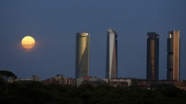 د اسپانیا پلازمېنې ماډريډ په سوداګریزه سیمه ( څلورو برجونو) کې د سوپر مون ننداره.