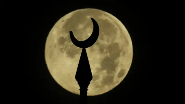 د امریکا د فلورېډا ښار د ټمپا پوهنتون د مینار تر شا سوپر مون.