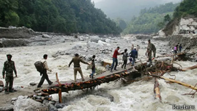  د چارواکو په وینا ډېر کسان اوس هم بیلو سیمو کې ایسار پاتې دي.