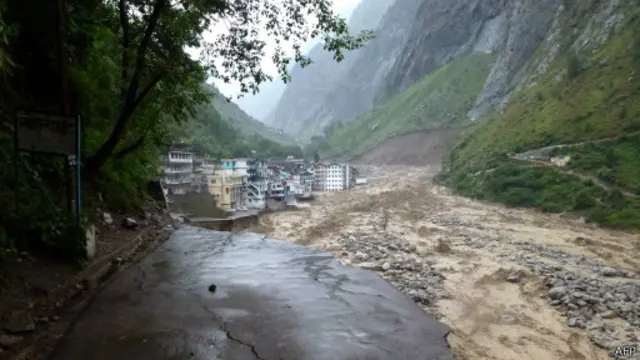 पहाडं में सड़कें बनाने के ग़लत तरीके विनाश को दावत दे रहे हैं. 