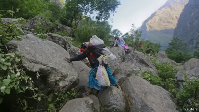 कमजोर चट्टानें बाढ़ में सबसे पहले बहती हैं और भारी नुकसान करती हैं.