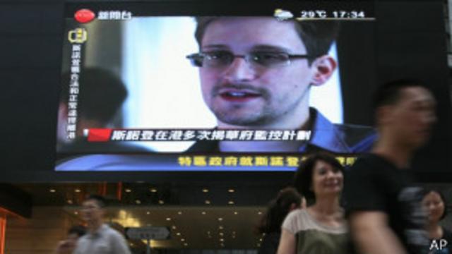 香港九龍廣東道某電視屏幕上播放著有關斯諾登的新聞報道（23/6/2013）