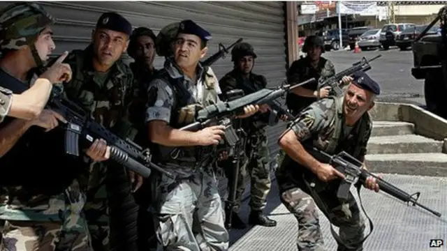 سربازان لبنانی تلاش می‌کنند تا با در گیری‌های فرقه ای ناشی از جنگ در سوریه مقابله کنند