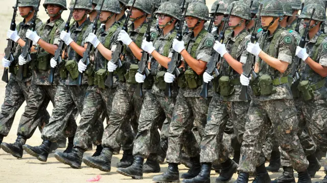 Tentara Korea Selatan melakukan parade saat upacara peringatan Perang Korea ke-63, AFP