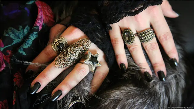 Руки женщины-гота