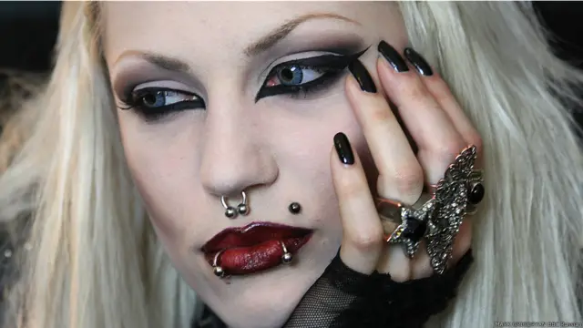 Сюисс в готическом макияже