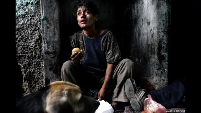 秘鲁男孩在废弃房屋与狗为伴，摄影师Valerio Bispuri