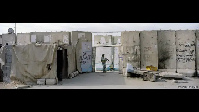 伊拉克士兵在巴格达一个检查站执勤，摄影师Kai Wiedenhofer