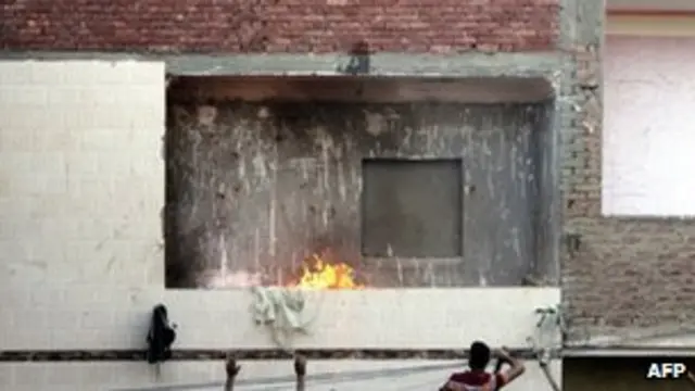 مهاجمان تلاش کردند خانه‌ای را که شیعیان در آن به عبادت مشغول بودند، به آتش بکشند