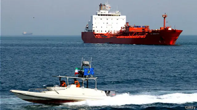یک گشتی سپاه پاسداران و یک نفتکش ایرانی در آب‌های نزدیک به بندرعباس