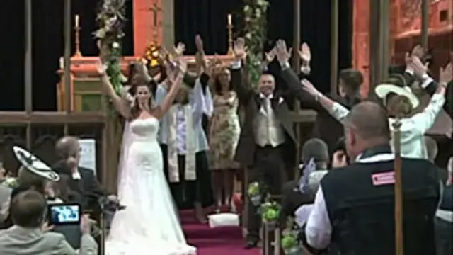 Dança e música pop transfomaram casamento na Inglaterra (BBC)