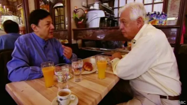 Джон Симпсон в парижском кафе