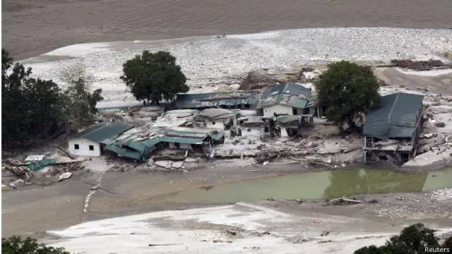 प्रकृति के नियमों की अनदेखी करके बसाए गए गाँव और नगर ही आपदा के शिकार हुए हैं.