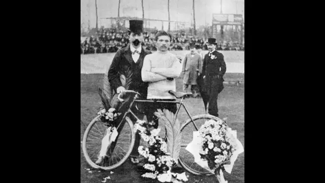 Foto sin fecha del francés Maurice Garin (centro) junto a un hombre desconocido. AFP.