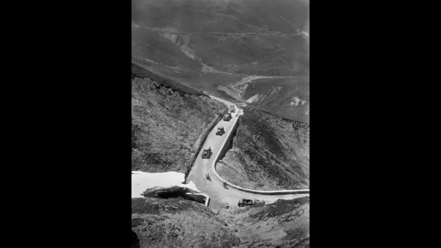 Los ciclistas trepan el paso de Torumalet en julio de 1930, durante la 9° etapa del 24° Tour de Francia, entre Pau y Luchon. AFP.