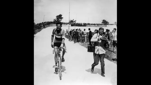 El francés Charles Pelissier, con el maillot amarillo, ganador de la primera etapa de la 24° edición del Tour, llega a Caen el 2 de julio de 1930.