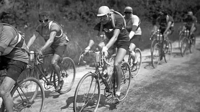 El francés Charles Pelissier en la segunda etapa, Caen-Dinan, del 24° Tour de Francia, el 3 de julio de 1930.