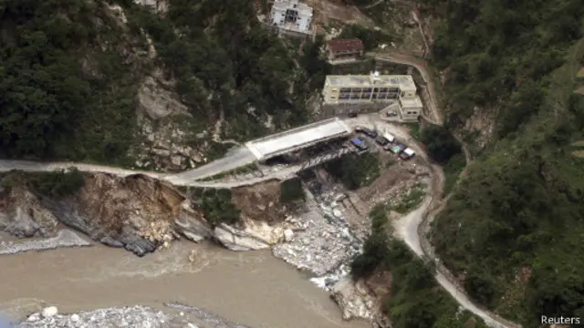 सड़कों के अंधाधुंध निर्माण से पर्यावरण को खतरा पहुँचा है.