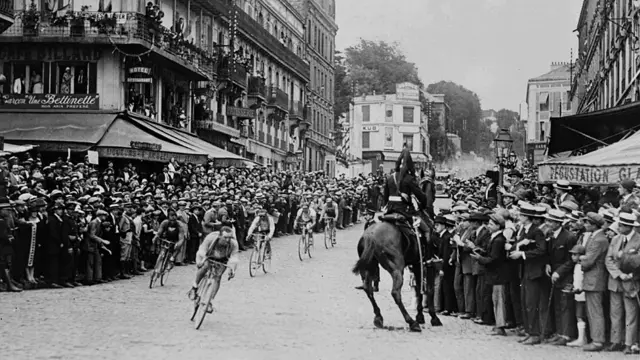 21 de julio de 1925. Ottavio Bottecchia, de Italia, persigue al belga Lucien Buysse a través de St. Cloud durante la etapa final de la edición del Tour de Francia de 1925. Bottecchia se quedó con la victoria y el segundo lugar fue para Buysse (Foto: Topical Press Agency/Getty Images))